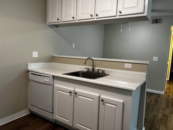 $1,100 / 1br - 749ft2 - Sizzling Hot Summer Special $500.00 Off First Month Rent (Roseville)63961340355842120
