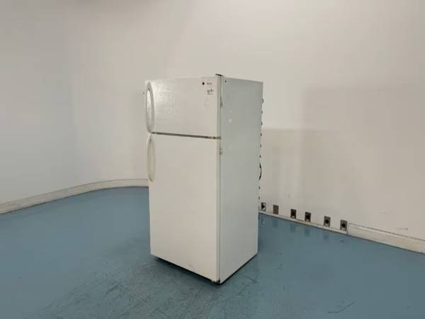 Frigidaire Refrigerator with Top Freezer FRT18DRHW0 and microwave 1