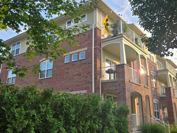 $1,600 / 2br - 1200ft2 - 2bed-2bath, 6month lease with option to extend. (Iowa City-Peninsula neighborhood.)63897405390211121