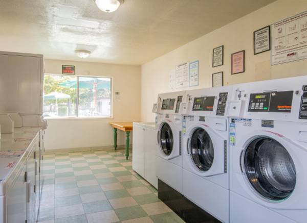 $1,325 Studio w $500 SAVINGS! Pets Welcome -- Highway 99 >> Private Parking (Sacramento)64044028395138121
