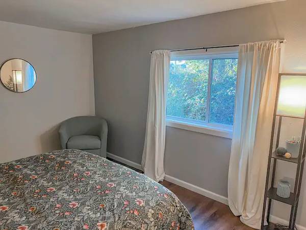 $2,800 / 3br - House/Hot tub and Fire pit on Quiet and Peaceful 1 Acre of Land (Ferndale)63920959630467121
