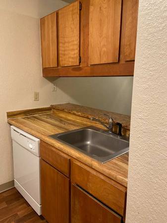 $1,405 / 2br - 746ft2 - Beautiful and bright 2 bd 1 ba! Don't miss out on this stunning view (Anchorage)64014170976899124