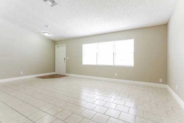 $1,325 / 2br - 1894ft2 - Microwave, Ceiling Fan, Covered Parking, On-Site Management (Lake Worth)64001849951874122