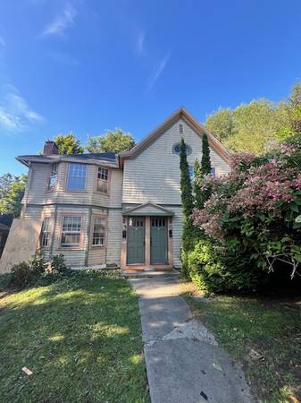 $2,200 / 2br - Second Floor Two Bedroom on Elm St. Northampton (Elm Street Northampton Ma)64016883431042120