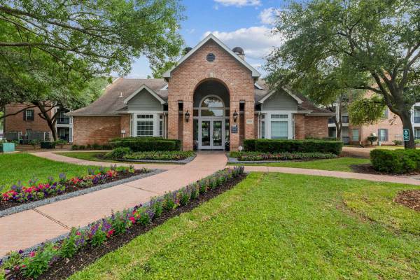 $1,455 / 2br - 1062ft2 - Resident Referral Program, Gift Wrapping Station, Resort-Style Pool (12750 Briar Forest Dr, Houston, TX)63906679861762120