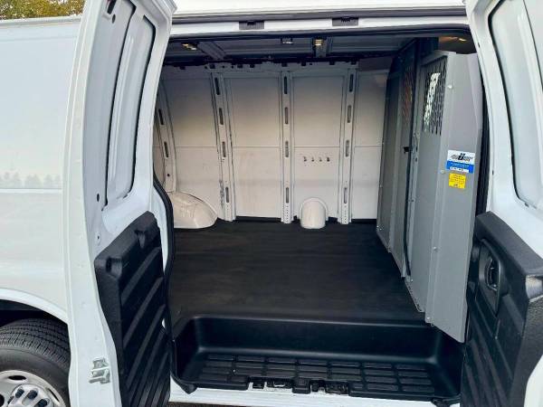 2022 Chevrolet Express 3500 - Photo 10