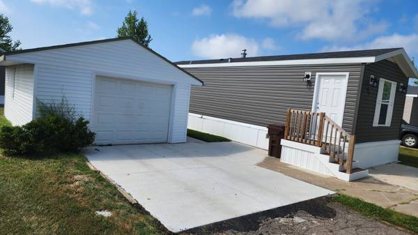 $1,169 / 1br - 560ft2 - 1 Bed 1 Bath with full Garage63775343850371120