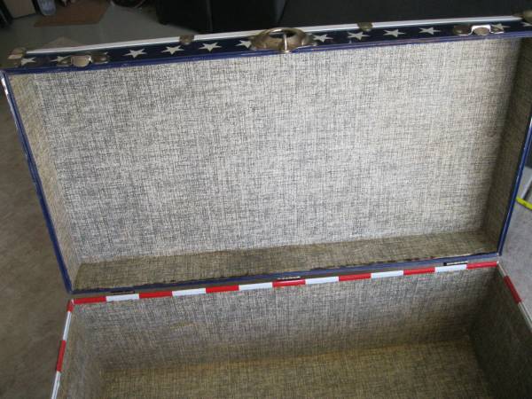 Good Condition! Vintage 1983 USA Team Locker Trunk - collectibles