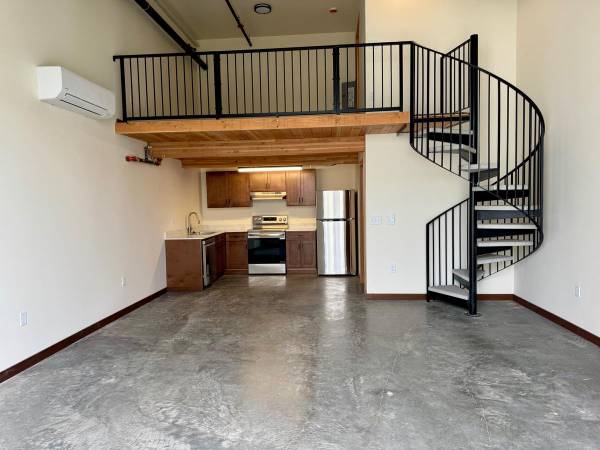 $1,595 / 1br - 543ft2 - Now Showing, Wood Laminate Flooring, Spiral Staircase (Kern)63831753164161120