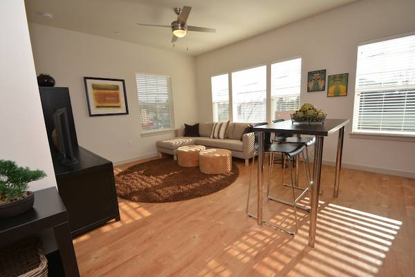 $1,895 / 2br - Fall In Love With This Beautiful 2 Bedroom @ Abernethy Court! (SE Portland, Hawthorne, Ladd’s Addition)63914971507843122