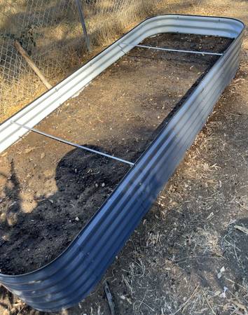 Cama de jardín grande de metal - $160 (Hemet)63471082740225120