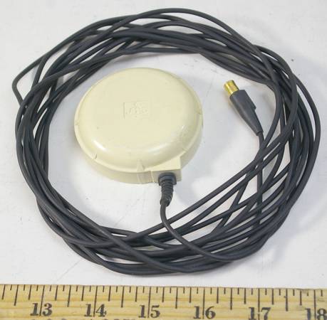 Trimble Model 21423-00 white hockey puck active antenna 1