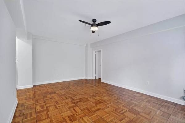 $2,266 / 1br - 820ft2 - Check out our amazing location! 1 bed, 1 bath. Located in Washington. (Washington)63896033838594122