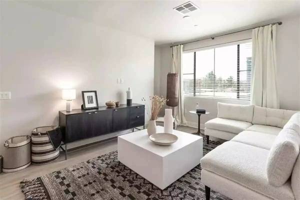 $2,255 / 605ft2 - Snuggle up with FIDO in our charming Studio ba! We're pet-friendly! (Tempe - Tempe Town Lake)64024999069442123