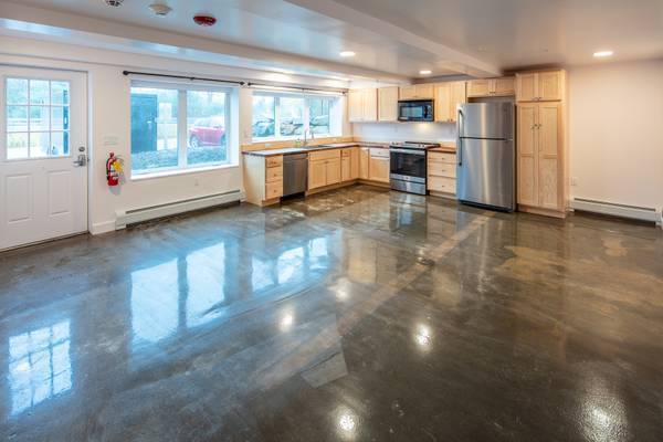 $1,700 / 2br - 2 bedroom apartment with home office 6 Old Winslow Rd (Wilmot)63656212687745120