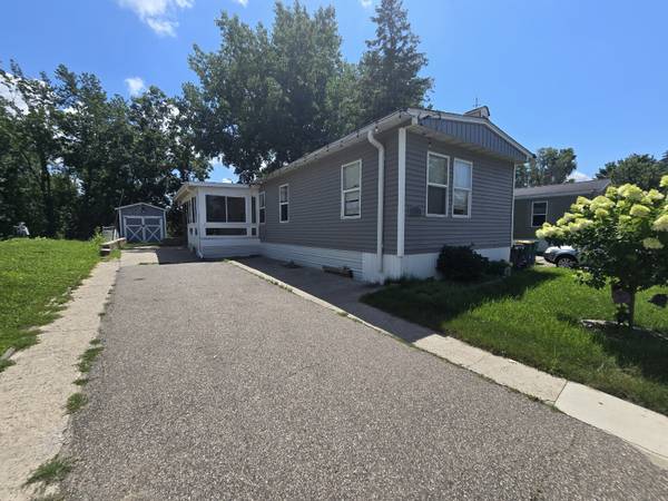 $70,000 / 3br - 1216ft2 - Beautifully Updated Home with 3 Season Porch and Stunning Features! (Apple Valley)64003961727746120
