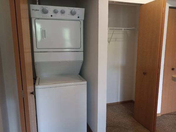 $1,625 / 2br - 850ft2 - Autumn Vibes 🍁 – 2BR/1BA with Warm Charm & Great Amenities! (1947 Eagle Ridge Drive, Waukegan, IL)63846717460483121