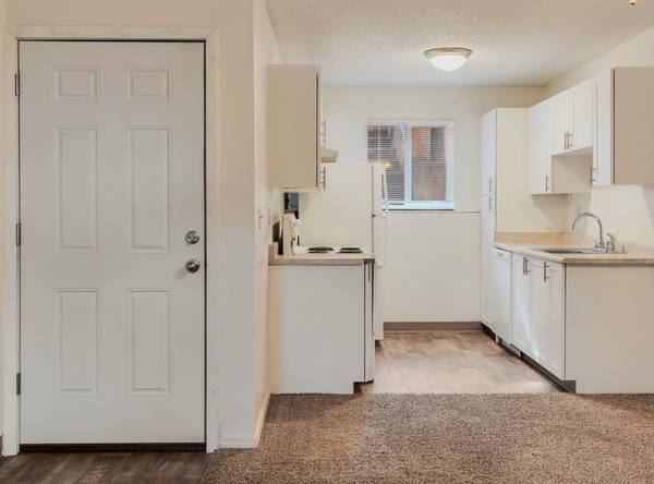$1,450 / 2br - Pet Friendly 2 Bed 1 Bath w Fenced Yard + Eclectic Area Shops, Pool (Portland)63956353534210122