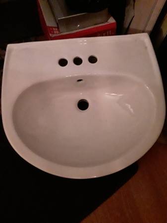 Pedestal sink like new 1
