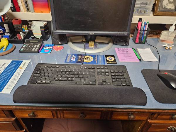Monitor mouse keyboard speakers 1