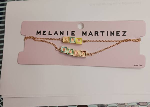 Todos originales, nuevos de Melanie Martinez.  
De 10 a 14 dólares cada uno.  
Talla de la camiseta - 10 dólares (Jamaica)63471463464193122
