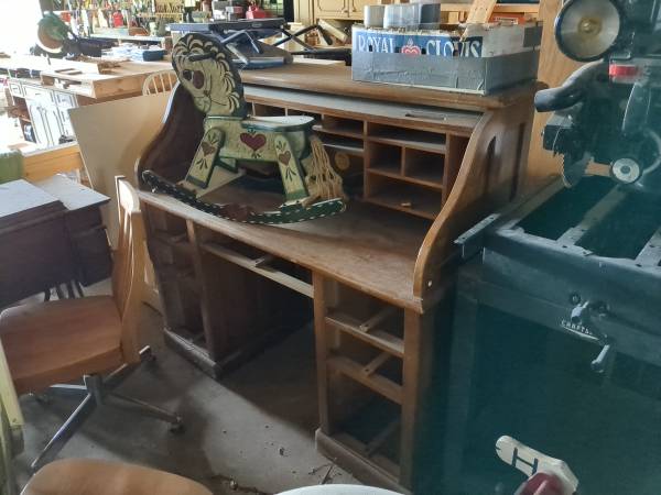 Solid oak roll top desk, no drawers 1