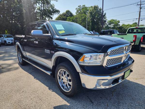 2013 Ram 1500 Laramie Crew Cab, solo 77 mil millas, como nuevo, informe Carfax limpio - $21,995 (Rowley)63484495977091122