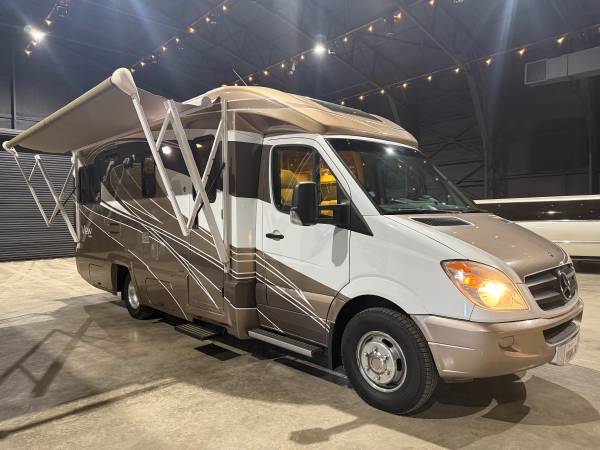 2012 Winnebago view 1