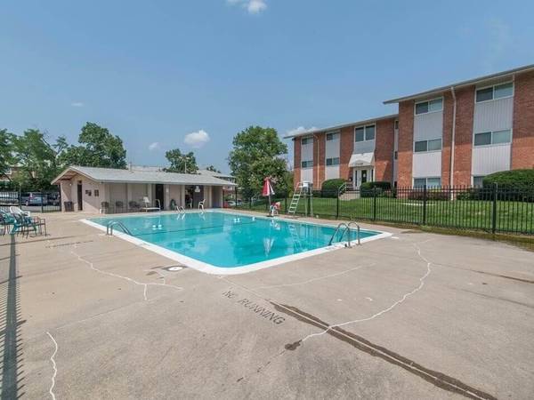 $1,630 / 2br - Renovated Units, Pet Friendly, 2BD 1BA (2100 Parkland Square, District Heights, MD)63822036723073122