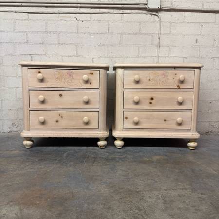Delivery is available Vintage pair of Thomasville solid wood Nightstands with 3  1