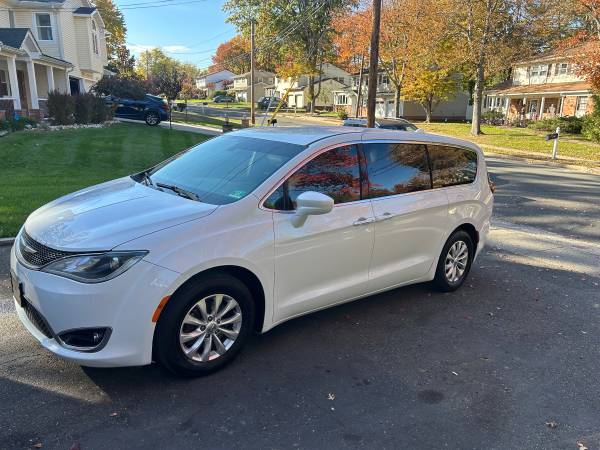 2018 Chrysler Pacifica touring Minivan apple CarPlay 1