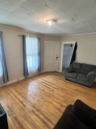 $1,350 / 1br - 750ft2 - Amplio 1BR/2RM en el lado oeste en una excelente zona, 2º piso, conexiones para lavadora/secadora, estacionamiento (West Manchester)63656178462723123