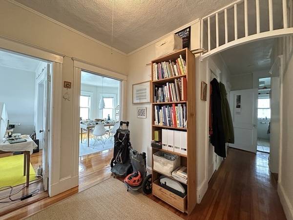 $1,075 / 4br - Beautiful spacious apartment, quiet one-way street 1 block from major (Jamaica Plain)63810039824257120