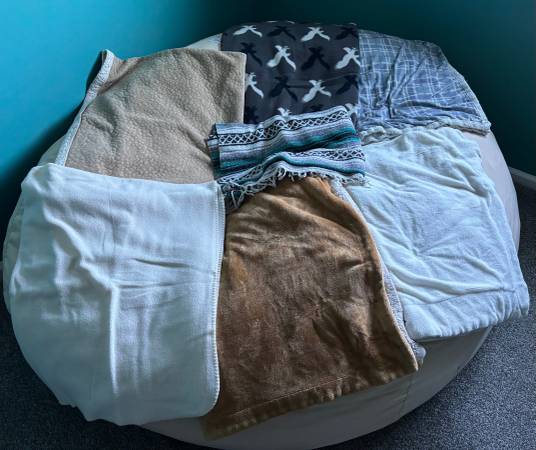 Assortment of Throw Blankets - 7 Total - Pre-owned 1