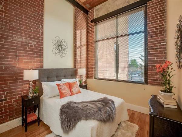 $2,255 / 2br - 927ft2 - Need to move in asap?? Come check out your apartment today! (222 west street)63931920976643121