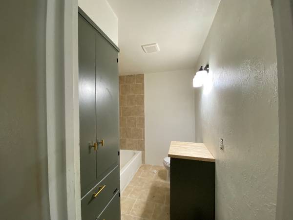 $1295.00 / 4br - 1300ft2 - Espaciosa casa de 4 habitaciones con amplio patio – ¡Frente a la escuela!63806837474305122