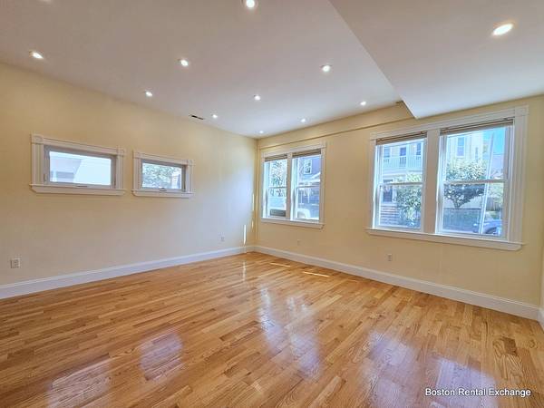 $4,100 / 3br - ♦HERMOSA AMPLIA CONSTRUCCIÓN NUEVA DE 3 HABITACIONES/3 BAÑOS CERCA DE PORTER SQ! ESTACIONAMIENTO INCLUIDO! (Cambridge - Porter Sq)63828556898307121