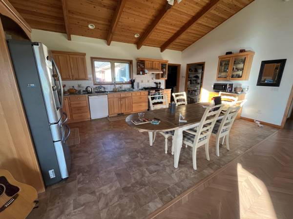 $1,100 / 3br - Furnished Room with Private Bath – Available Nov 20 to Apr 30 (White Salmon)63956354750723122