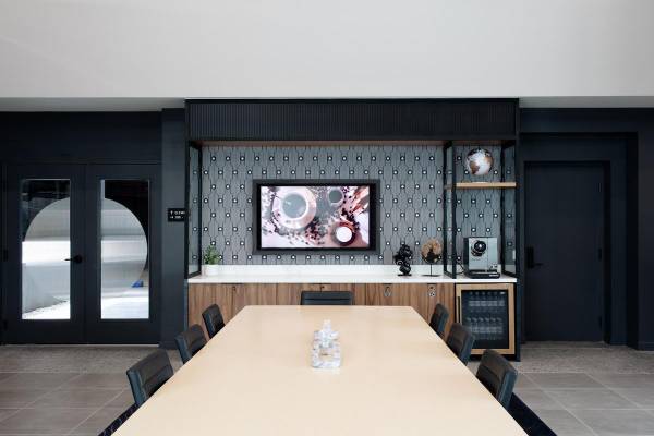 $2,986 / 568ft2 - Dog wash spa room, Rideshare waiting area, Two stunning rooftop decks (alameda)63850427595521121