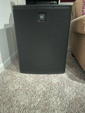 Electro-Voice ELX118P powered sub 1