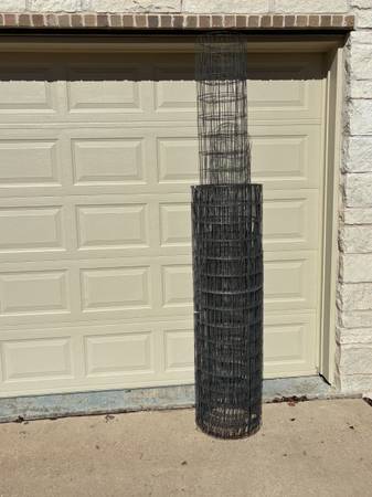 5’x 25’ Welded Wire FENCE with four 7’ Steel Fence T-POSTS 1