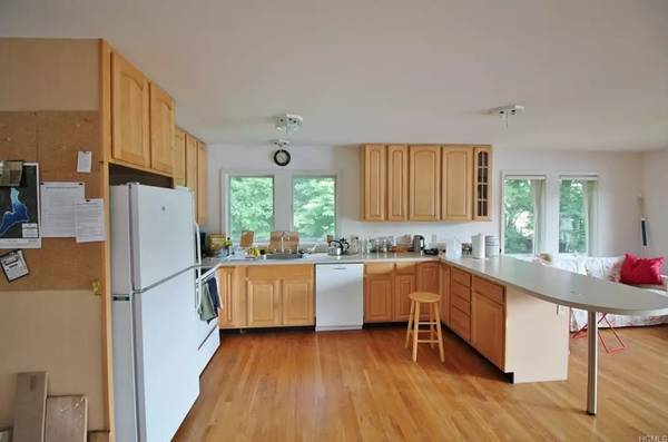 $2,900 / 2br - Waterfront 2BR + Office w/ Deck & Lake Access (Mahopac)64035736037378120