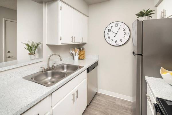 $1,607 / 2br - 917ft2 - Courtyards, 24-Hour Emergency Maintenance, Gated Community (Marivale)64024999692674121