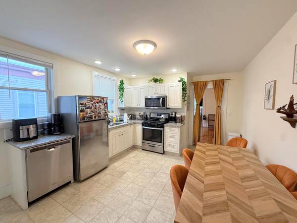$2,450 / 1hab - Ático con porche ** CALEFACCIÓN INCLUIDA ** Lavandería ** Lavavajillas (Somerville \ Teele Sq. \ Davis Sq.)63802121991171121
