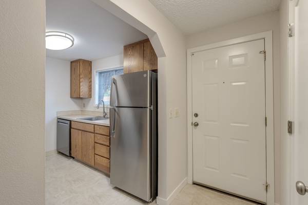 $1,995 / 2br - 1052ft2 - JOHNS LANDING TOWNHOME ! New Interior ~ Near OHSU (7420 S Virginia Ave)63831752771203122