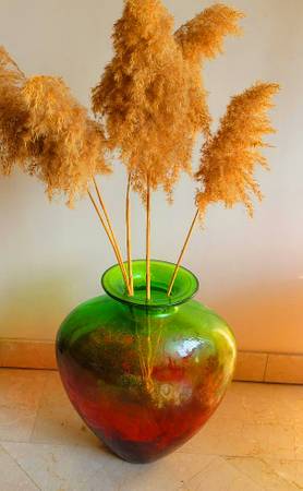 Large, beautiful glass decorative vase 1