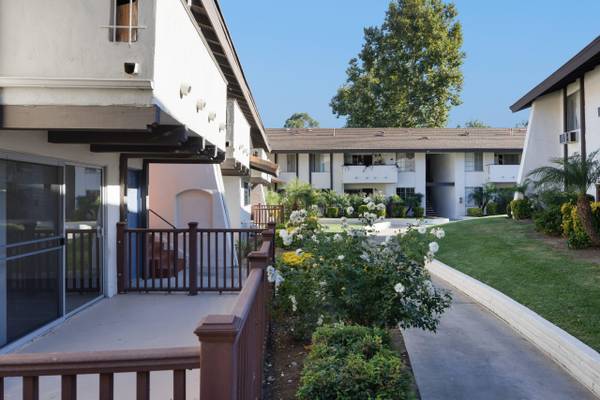 $2,925 / 2br - 1014ft2 - Public Parks Nearby, Assigned Parking, Furnished Options Available (645 Hampshire Rd, Westlake Village, CA)63668271350273123