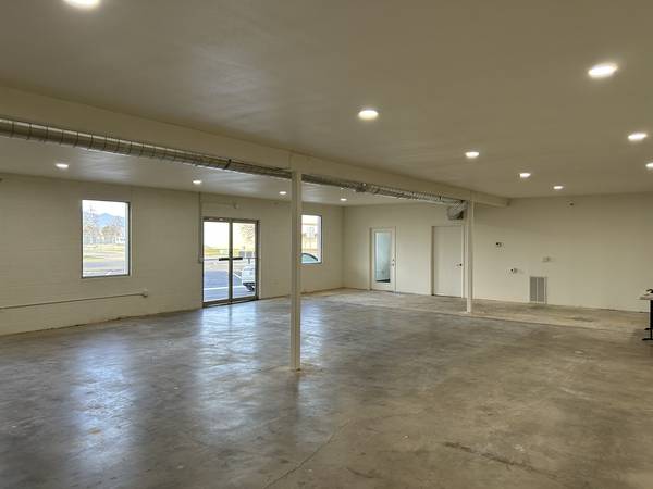 $1,800 / 2100ft2 - NEW & GREAT LOCATION Commercial Shop, Retail, Warehouse Space (Redding, CA)63972531261699122