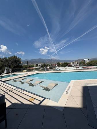 $2,458 / 1br - 1133ft2 - 1 Dormitorio 1.5 Baños + Despacho Lofted Townhome en el Centro! ¡2 Meses de Alquiler Gratis! (Colorado Springs)63687067447171122