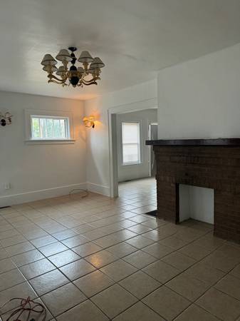 Charming 3 Bed, 1 Bath Unit on Sassafras St in Erie, PA - Available 8/ 1